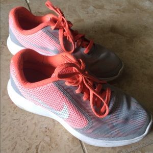Nike Revolution 3 (GS) size 4y